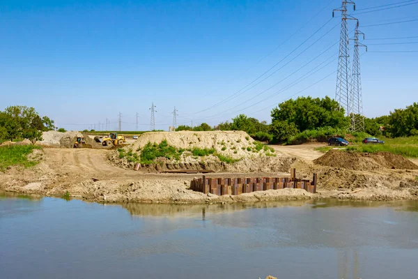 Nehir Kıyısı Boyunca Metal Yığınları Döşeyip Inşaat Sahasında Köprü Temeli — Stok fotoğraf
