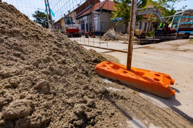 Boş plastik çit ayağı geçici metal tel çit panellerin istikrarı için, caddenin yanındaki inşaat alanının önüne yerleştirilmiş..