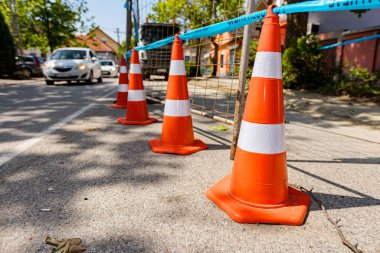 Yollarda beyaz floresan şeritli turuncu trafik konileri var. Trafiği işaret etmek ve yönlendirmek için. Sınırlı işaretler dikkat sembolleri..