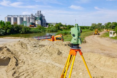 Elektronik seviyelendirme cihazı, inşaat projelerine girişmeden önce hassas ölçümler yapıldığından emin olun, nehrin karşısında metal silolarla, depolama tanklarıyla, ambarlarla, ambarlarla dolu tarım sanayi bölgesi bulunuyor.