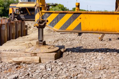 Genişletilmiş yan hidrolik su tetik, vinç dengesini arttırmak için dengeleyici. Ta ki ağır görev altına alınana kadar.. 