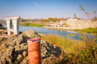 Kırmızı metal çubuk, yan cihaz, köprü seviyesini belirlemek için 4 nokta, tam boyutları belirlemek ve yükseklikleri kontrol etmek için. Köprünün inşaatı devam ediyor.