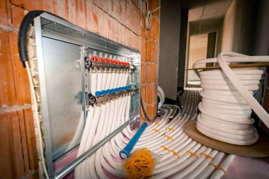 Yeni pirinç dağıtım sistemi manifold valfleri inşaat halindeki bir konut binasının merkezi ısıtma katı için monte edildi.