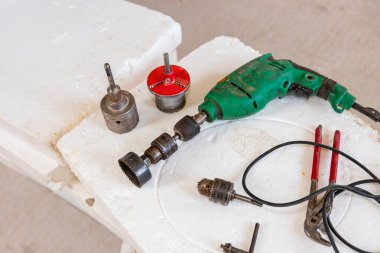 Hassas sondaj deliği için çeşitli ekleme araçları, geniş çaplı testere, yumuşak malzemeler, tuğla, ahşap, plastik veya alçı duvar delme.