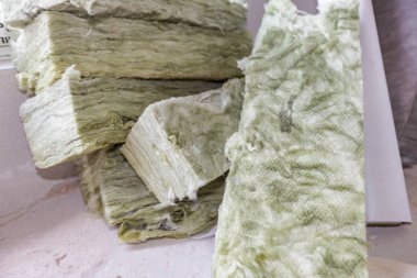 Kalan birkaç parça, termal yalıtım malzemesi, kaya yünü, henüz tamamlanmamış bir binanın içine yerleştirilmeyi bekliyor..