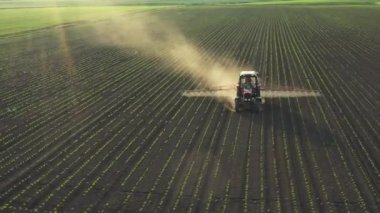 Yukarıda, kule traktörün yörüngesinde hareket ediyor. Ta ki tarlaları ilaçlayana kadar. Tarım püskürtücüsünü tarlada sürüklüyor..