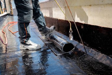 İşçi açılır, su geçirmez döşeme, ziftlerin erimesi ve çalışan aletlerle yayılması, propan pürmüz ile beton üzerine su yalıtımı,.