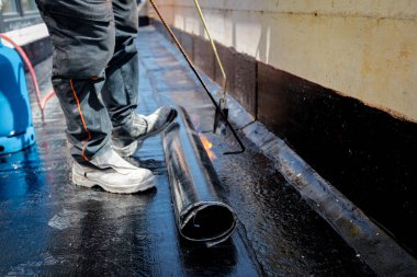 İşçi açılır, su geçirmez döşeme, ziftlerin erimesi ve çalışan aletlerle yayılması, propan pürmüz ile beton üzerine su yalıtımı,.