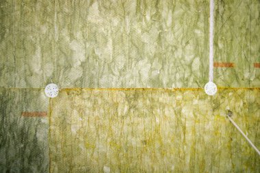 Binanın içinde termal yalıtım, mineral katmanı, kaya ya da taş yünü inşaat halinde.. 