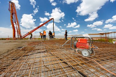 Tekerlekli elektrik kümesi, elektrikli motorlu jeneratör, endüstriyel güç aracı, prize takılacak birim, birkaç vibratör için priz, vibratör inşaat alanında taze betonu sıkıştırmak için kullanılıyor..