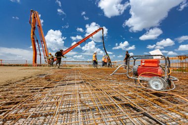 Tekerlekli elektrik kümesi, elektrikli motorlu jeneratör, endüstriyel güç aracı, prize takılacak birim, birkaç vibratör için priz, vibratör inşaat alanında taze betonu sıkıştırmak için kullanılıyor..