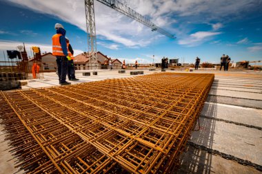 İnşaat alanına paslı ikinci dereceden çelik destek ağı, beton demiri ve ızgara yığını yerleştirildi..