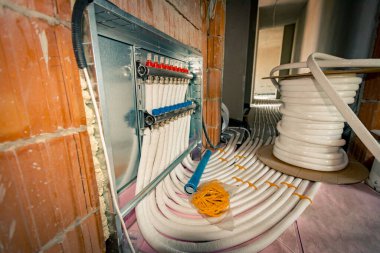 Yeni pirinç dağıtım sistemi manifold valfleri inşaat halindeki bir konut binasının merkezi ısıtma katı için monte edildi.