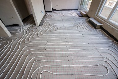 İnşaat halindeki konut binasına döşenmiş boru ısıtma sistemi