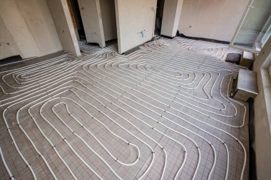 İnşaat halindeki konut binasına döşenmiş boru ısıtma sistemi