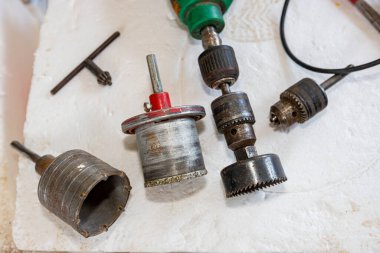 Hassas sondaj deliği için çeşitli ekleme araçları, geniş çaplı testere, yumuşak malzemeler, tuğla, ahşap, plastik veya alçı duvar delme.