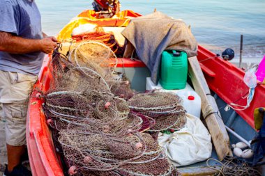 Balıkçı oltayı yığıyor ve bir sonraki oltaya hazırlanıyor.. 