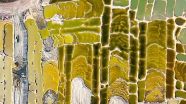 Açık yüzey kum madenciliğinin üstünde, maden ocağı. Büyük kazıcı kumu kazıyor ve büyük, ağır bir çöp kamyonuna yüklüyor. Yeraltı suları olan bir bölge