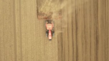 Çekme makinesi olarak traktörün üst görüntüsünün üzerinde, tarlaları yıkan, toprağı parçalayarak gelecek sezon ekin için toprağı hazırlıyor..