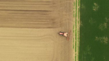 Çekme makinesi olarak traktörün üst görüntüsünün üzerinde, tarlaları yıkan, toprağı parçalayarak gelecek sezon ekin için toprağı hazırlıyor..