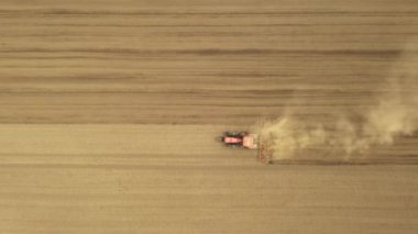 Çekme makinesi olarak traktörün üst görüntüsünün üzerinde, tarlaları yıkan, toprağı parçalayarak gelecek sezon ekin için toprağı hazırlıyor..