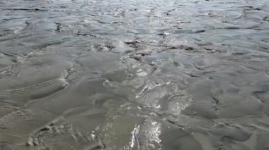 Soyut kum tortusu deseni, sığ yeraltı suları açık yüzey madenciliğinden kum taşır, yapay yeraltı gölündeki kum çukuru, kum madenciliği, kazma kumu ve onun yeminli ifadesini taşır..          