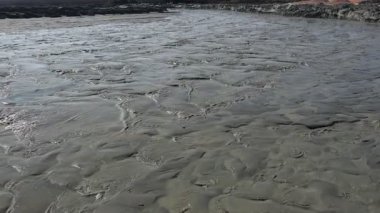 Dolly kum tortuları üzerinde hareket eder, sığ yeraltı suları akar ve açık yüzey madenciliğinden kum taşır, yapay yeraltı gölündeki kum çukuru, kum madenciliği, kazma kumu ve onun yeminli ifadesi..          