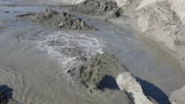 Dolly görüş açısını değiştir, kum tortusu için pompala, büyük borudan su ve kum akışını karıştır. Su, açık yüzey madenciliğinden kum taşır ve taşır. Kum kazar ve yeminli ifadesini alır..