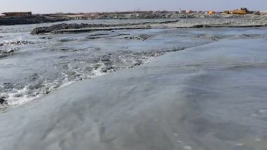 Soyut kum tortusu deseni, sığ yeraltı suları açık yüzey madenciliğinden kum taşır, yapay yeraltı gölündeki kum çukuru, kum madenciliği, kazma kumu ve onun yeminli ifadesini taşır..          