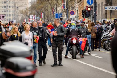 Belgrad, Sırbistan - 15 Mart 2025: Öğrenciler, motosikletçiler, vatandaşlar hükümet yolsuzluğunu, rejimi protesto ettiler, trajik bir kazada hayatını kaybeden 15 kişi için adalet talep ettiler: 