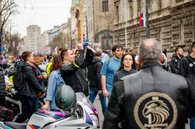 Belgrad, Sırbistan - 15 Mart 2025: Öğrenciler, motosikletçiler, vatandaşlar hükümet yolsuzluğunu, rejimi protesto ettiler, trajik bir kazada hayatını kaybeden 15 kişi için adalet talep ettiler: 