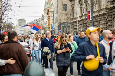 Belgrad, Sırbistan - 15 Mart 2025: Öğrenciler ve vatandaşlar hükümet yolsuzluğunu, rejimini protesto ettiler, trajik bir kazada hayatını kaybeden 15 kişi ve tren istasyonu için adalet talep ettiler 