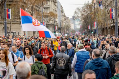 Belgrad, Sırbistan - 15 Mart 2025: Öğrenciler ve vatandaşlar hükümet yolsuzluğunu, rejimini protesto ettiler, trajik bir kazada hayatını kaybeden 15 kişi ve tren istasyonu için adalet talep ettiler 