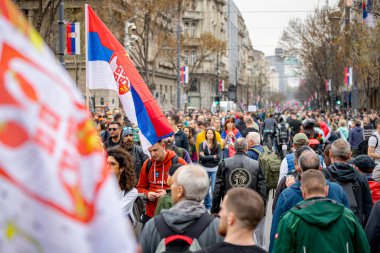 Belgrad, Sırbistan - 15 Mart 2025: Öğrenciler ve vatandaşlar hükümet yolsuzluğunu, rejimini protesto ettiler, trajik bir kazada hayatını kaybeden 15 kişi ve tren istasyonu için adalet talep ettiler 