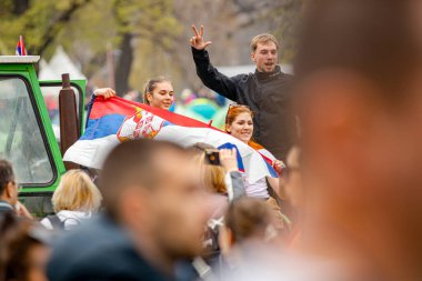 Belgrad, Sırbistan - 15 Mart 2025: Öğrenciler ve vatandaşlar hükümet yolsuzluğunu, rejimini protesto ettiler, trajik bir kazada hayatını kaybeden 15 kişi ve tren istasyonu için adalet talep ettiler 