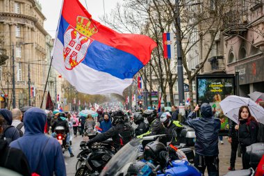 Belgrad, Sırbistan - 15 Mart 2025: Öğrenciler, motosikletçiler, vatandaşlar hükümet yolsuzluğunu, rejimi protesto ettiler, trajik bir kazada hayatını kaybeden 15 kişi için adalet talep ettiler: 