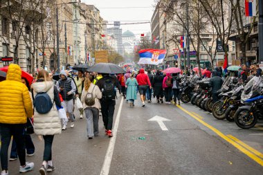 Belgrad, Sırbistan - 15 Mart 2025: Öğrenciler, motosikletçiler, vatandaşlar hükümet yolsuzluğunu, rejimi protesto ettiler, trajik bir kazada hayatını kaybeden 15 kişi için adalet talep ettiler: 