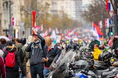Belgrad, Sırbistan - 15 Mart 2025: Öğrenciler, motosikletçiler, vatandaşlar hükümet yolsuzluğunu, rejimi protesto ettiler, trajik bir kazada hayatını kaybeden 15 kişi için adalet talep ettiler: 