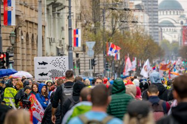 Belgrad, Sırbistan - 15 Mart 2025: Öğrenciler ve vatandaşlar hükümet yolsuzluğunu, rejimini protesto ettiler, trajik bir kazada hayatını kaybeden 15 kişi ve tren istasyonu için adalet talep ettiler 