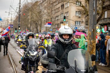 Belgrad, Sırbistan - 15 Mart 2025: Öğrenciler, motosikletçiler, vatandaşlar hükümet yolsuzluğunu, rejimi protesto ettiler, trajik bir kazada hayatını kaybeden 15 kişi için adalet talep ettiler: 