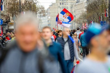 Belgrad, Sırbistan - 15 Mart 2025: Öğrenciler ve vatandaşlar hükümet yolsuzluğunu, rejimini protesto ettiler, trajik bir kazada hayatını kaybeden 15 kişi ve tren istasyonu için adalet talep ettiler 
