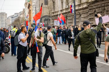 Belgrad, Sırbistan - 15 Mart 2025: Öğrenciler ve vatandaşlar hükümet yolsuzluğunu, rejimini protesto ettiler, trajik bir kazada hayatını kaybeden 15 kişi ve tren istasyonu için adalet talep ettiler 