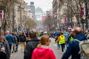 Belgrad, Sırbistan - 15 Mart 2025: Öğrenciler ve vatandaşlar hükümet yolsuzluğunu, rejimini protesto ettiler, trajik bir kazada hayatını kaybeden 15 kişi ve tren istasyonu için adalet talep ettiler 