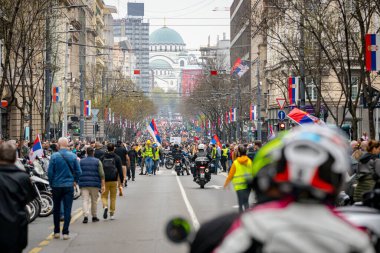Belgrad, Sırbistan - 15 Mart 2025: Öğrenciler, motosikletçiler, vatandaşlar hükümet yolsuzluğunu, rejimi protesto ettiler, trajik bir kazada hayatını kaybeden 15 kişi için adalet talep ettiler: 