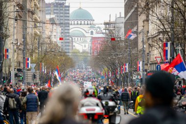 Belgrad, Sırbistan - 15 Mart 2025: Öğrenciler, motosikletçiler, vatandaşlar hükümet yolsuzluğunu, rejimi protesto ettiler, trajik bir kazada hayatını kaybeden 15 kişi için adalet talep ettiler: 