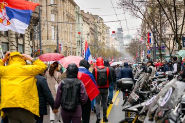 Belgrad, Sırbistan - 15 Mart 2025: Öğrenciler, motosikletçiler, vatandaşlar hükümet yolsuzluğunu, rejimi protesto ettiler, trajik bir kazada hayatını kaybeden 15 kişi için adalet talep ettiler: 