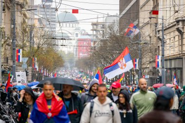 Belgrad, Sırbistan - 15 Mart 2025: Öğrenciler ve vatandaşlar hükümet yolsuzluğunu, rejimini protesto ettiler, trajik bir kazada hayatını kaybeden 15 kişi ve tren istasyonu için adalet talep ettiler 