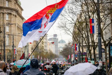 Belgrad, Sırbistan - 15 Mart 2025: Öğrenciler ve vatandaşlar hükümet yolsuzluğunu, rejimini protesto ettiler, trajik bir kazada hayatını kaybeden 15 kişi ve tren istasyonu için adalet talep ettiler 