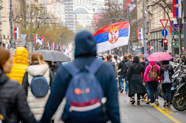 Belgrad, Sırbistan - 15 Mart 2025: Öğrenciler ve vatandaşlar hükümet yolsuzluğunu, rejimini protesto ettiler, trajik bir kazada hayatını kaybeden 15 kişi ve tren istasyonu için adalet talep ettiler 