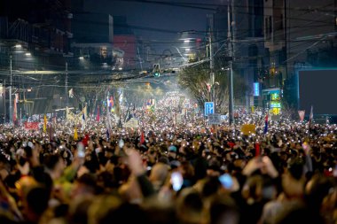 Belgrad, Sırbistan - 15 Mart 2025: Pek çok kişi cep telefonunu kaldırdı, cep telefonu el feneri kullandı, kurbanları onurlandırdı, 15 dakikalık saygı duruşunda bulundu